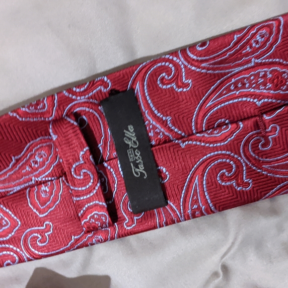 Red paisley tie - Picture 2 of 2